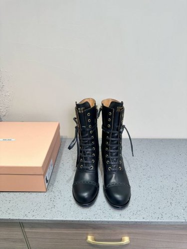 Miu Miu 24Ss秋冬走秀新款复古矮跟圆头系带！鲨疯啦，New Arrival～ 经典复古机车靴造型，帅气摩登！冬靴夏穿 不失为一种时尚潮流！这款真的太给