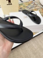 高品质出厂 The row 夏季新款小众极简人字拖鞋原单品质 顶级版本经典人字拖简洁大方 时尚百搭鞋面细带：原版PVC中底内里：小牛皮鞋底：原版TPU大底颜色：