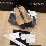 经典的Chanel Sling Back 330 在我心里一直有着特殊的位置 优雅气质温柔率性 在搭配中她可以是任意一种样子 也是欧美时尚博主穿搭中出镜率最高的