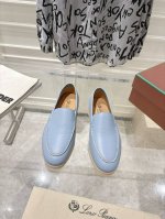 情侣款lp牛皮面系列一脚蹬 秋冬新品发售loro Piana 采用 Wish 羊皮面料制作。鞋面采用独特针织面料制作工艺，全方位一比一复原专柜工艺流程！中底部全