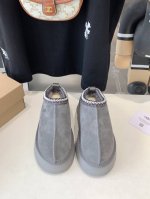 Ugg 2553厚底松糕民族风格我们家纯原货、此款构思于中国民族传统服饰文化绚丽多彩，工艺精湛，款式别致，风格独特，充分的展现着本民族的风采，成为时下国际最流行