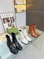 gucci古琦最新款弹力短靴专柜同步上新。经典款型透过标志性的品牌元素焕发新的活力。拉链设计穿脱方便，面料头层牛皮，里垫脚全羊皮。橡胶防滑大底。跟高4.5厘米。
