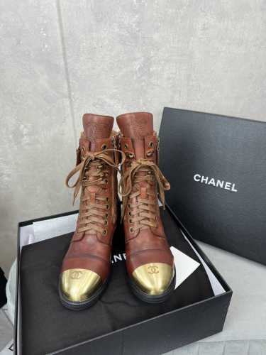 出厂 Chanel 顶级版本经典达拉斯短靴复古擦色机车短靴！ 材质:鞋面采用头层胎牛皮 内里垫脚水染羊皮 原版五金logo开模定制 大底采用原版一致意大利皮底
