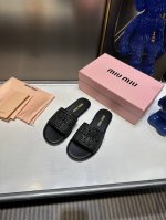 橙子出厂价 Miumiu 缪缪 春夏新款 圆头平底拖鞋 Zp开发 原版拆卸，细节对版秒杀市面普通版本，Miumiu真的太少女啦！皮质超级软糯 舒适度超高！ 鞋面