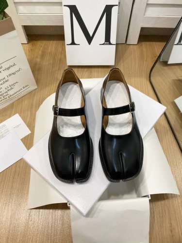 出厂价 MaisonMargiela｜MM6马吉拉经典款分趾玛丽珍单鞋.yb开模打造，分趾鞋穿得舒适十分考究师傅的工艺水平，不是一般工厂会做的，设计独特与以往不