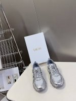 Dior迪奥Chrono系列运动鞋太古汇RMB9130购入开发 这款Dior chrono运动鞋延续经久不衰的轮廓，采用网纱精心制作，所以上脚会特别的舒服哦饰以