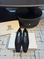 toteme 25Ss早春新款小方头麂皮平底乐福鞋 这次的新款真的是简约又透入着高级 铆钉加绑带的设计前卫又时髦 小众有品味 平底简直舒适绝了。穿上它毫不费力的