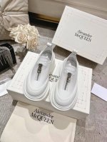 冲量价 2024早秋新款alexander Aiexandermcqueen已认证麦昆专柜同步上新厚底前拉链单鞋。 2024早秋首发，最新柜上同步新版系列，T台