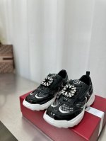 Roger Vivier 25ss新款 Viv Motor皮革拼织物休闲鞋本款休闲鞋以皮革拼镜面织物和网眼面料制成前面点缀迷你闪钻饰扣和珐琅花朵舒适又不失活泼，