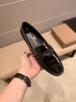 实价 ，阿玛尼夏季时尚范儿..官方新款，鞋面头层牛皮，内里进口羊皮里，舒适透气..阿玛尼传承意大利纯手工工艺，优质的选材及精湛的工艺让人惊叹..优质澳洲进口原版