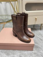 顶级代购版本 出 Miumi* 年秋冬系列中推出 复古回潮款中筒靴 鞋头采用圆头设计、上脚给人有线条美感、显腿纤细修长、加上手工擦色效果，视觉效果直接拉满！鞋面