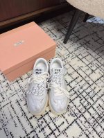 出 Miu Miu 24Ss 缪缪厚底饼干底 24Ss 春夏新款英伦风系带 小白鞋 休闲鞋 Miumiu秀场适当独一无二的擦色工艺工艺来自miu Miu系列的细