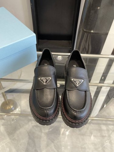 男20PRADA 新款 情侣 乐福鞋 整双鞋子采购Zp开发打造，全部定制材料，独家开模大底，细节全部对版出货，连包装也做到跟正品一样。码数:女35-45 45定