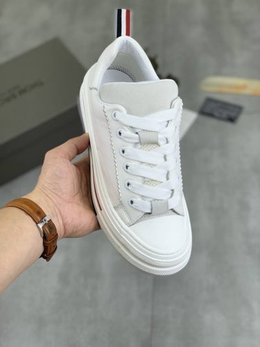 工厂价 实价 Thom Browne 汤姆.布朗 Tb官网同款原单爆款运动鞋 头层牛皮加透气布料1：1原板 羊皮内里鞋身配件一比一开模 专柜品质 亲们你还为穿着
