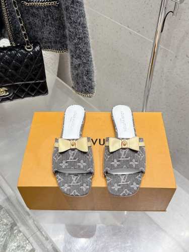 Louisvuitton 25 春夏新款 蝴蝶结跟矮跟凉拖鞋 很难不怀疑是不是借鉴了唐朝的唐三彩作为基础，创新成Lv经典标志Logo，采用彩色以及鞋面的大面积底