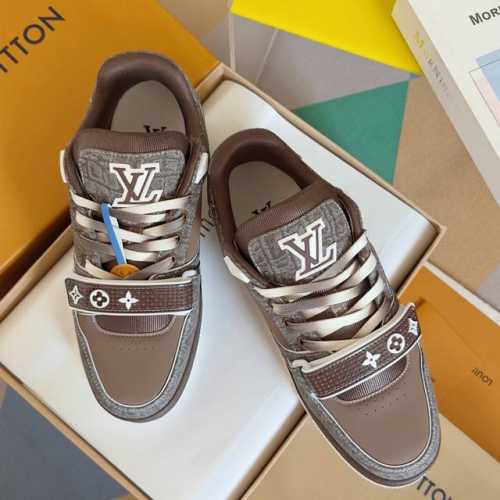 顶级版本：男款 LV TARINE路易威登 驴牌 L家 情侣款 休闲 运动鞋 滑板鞋原版购入开发 做货 本款 LV Trainer 运动鞋选用粒面牛皮革演绎复古