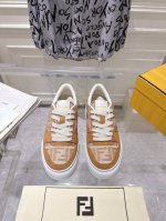 出厂420顶级版本Fendi/ Match2025 新款厚底运动板鞋 ，由Kim Jones倾情打造的一款运动鞋，采用皮革和反绒皮制成完美再现复古风格，整体鞋型