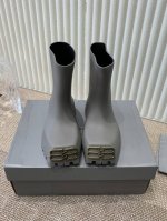 balenciaga 巴黎世家方头厚底雨靴 简约的版型设计，酷酷的，帅得离谱，但是很好搭配！ 各路网红博主质感，非常出圈 原版开模定制的， 码数 35-39