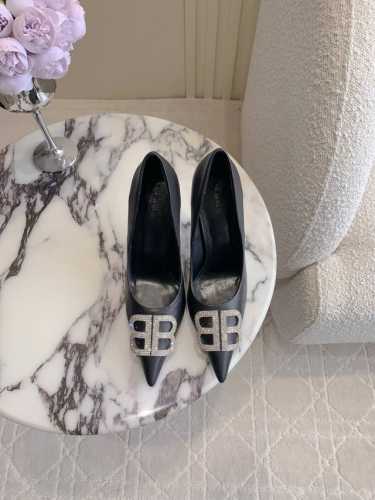 出厂价400 Balenciag*经典款高跟单鞋 小尖头设计拉长腿部线条 经典双B扣装饰大气又耐看 鞋面小牛皮 内里垫脚羊皮 意大利真皮大底 跟高9.5Cm 尺