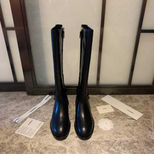 Chan*L 链条长靴。后跟链条搭配双c金属标，干脆利落，兼具帅气舒适度以及俏皮灵感的决绝子单品！ 材质：鞋面牛皮，羊皮内里及垫脚。高密度加厚牛皮底，跟高3.5