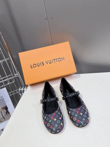 Louis Vuitton 路易威登春夏玛丽珍时装平底鞋 春夏秀场出镜率最高的一款单品 超多名模上脚 简约大方非常百搭 鞋面采用原版牛皮； 全皮包裸纯手工缝纫鞋