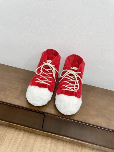 低帮 高帮 顶级版本 玛尼秋冬新款毛毛鞋 Marni是来自意大利的独立设计师品牌，迅速走红国际时装界的一个著名品牌。正品购入开发 完美复刻 纯粹的奢华感是mar