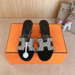中跟钻面出厂价 Hermes 爱马仕H拖鞋Oasis 凉鞋系列 时尚又百搭 超级舒服 每个细节都做到极致 原版swift小牛皮 原版1:1独家私模鞋面 原版真皮
