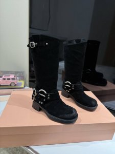 出厂价： 扣长靴 Miu Miu 2024 走秀款 马丁骑士靴 秋冬最美战靴鞋头大大翘翘是精髓。 妥妥断货节奏每一双都是独一无二不对寸的拉丝做旧复古效果 ，酷飒