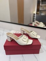 出厂价： VALENTINO华伦天奴 最火爆新品粗跟6.0V扣拖鞋最新logo饰扣 简单百搭款简直是夏天时髦巅峰原版复刻鞋面：漆皮，亚皮大底：意大利真皮大底跟高
