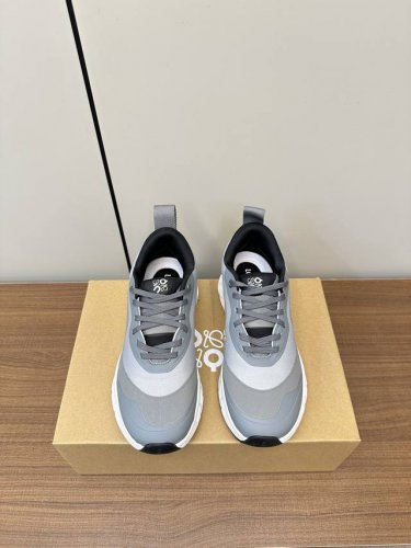 Loewe罗意威 X On Cioudtilt2.0情侣款 罗意威 Xon 昂跑全新合作系列 时尚，品牌与瑞士高性能运动品牌on携手打造的此系列作品专为城市与户
