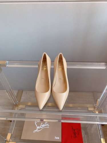 出厂价 Christian Loubouti* 新款红底高跟鞋 花朵鞋跟设计非常有特点 流畅的曲线勾勒曼妙风情 尽显性感风姿 万年经典款 鞋面进口水染羊皮 内里