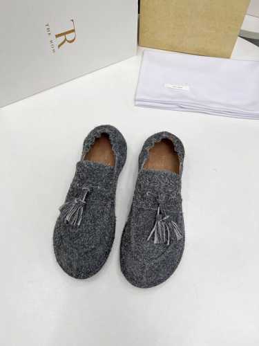 高品质出厂 The Row新品 24Ss秋冬新品中性复古简约乐福鞋流苏单鞋！ 方头设计确保长时间穿着的舒适性，无论是搭配休闲装还是正式场合，它都能为你的造型增添