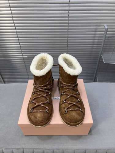 Miumiu 缪缪 Ss秋冬走秀款 绑带羊毛小短靴雪地靴毛毛鞋 经常出现在各大时装杂志封面 各路明星、小红书博主都有钟爱 搭配绑带设计更显优雅，上脚尤为惊艳到你