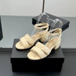 【厂价】330 高品质！拖鞋Hanel香奈儿 25春夏新款 菱格 粗跟高跟凉拖鞋 凉鞋 一系列实穿的日常必备款式，可随心搭配，打造多样风格，菱格电绣双带构成，每