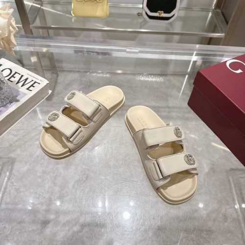 8868-2 白￥360（35-40）Gucci现代设计美学探索独特匠心之路，巧妙融合品牌经典元素与备受喜爱的品牌标识。这款凉鞋缀饰备受喜爱的双G造型配件，为整