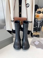 出厂 高版本 码数35-45#巴黎世家crocs联名新款洞洞雨靴出货啦！ 一款火遍ins、小红书各大平台的雨靴！ 采用高科技材料、模具一体成型、既轻便、又耐磨、