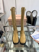 顶级版本 Miu Miu 缪缪24Ss秋冬最新走秀爆款系列 今年最值得入手的靴子 没有之一！超多网红明星上脚 。Miumiu今年秋冬确实泰酷辣，采用进口小牛皮，