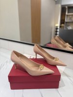 出厂价： VALENTINO华伦天奴 最火爆新品 高跟鞋单鞋最新logo饰扣 与性感尖头完美结合简直是夏天时髦巅峰原版复刻鞋面：漆皮，亚皮大底：意大利真皮大底跟