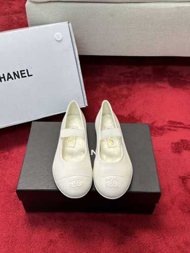 Chanel 25C早春玛丽珍单鞋系列这一季的鞋子都很棒耶！纯黑色玛丽珍上脚很舒服鞋面皮质也很软，不用担心会磨脚。黑白拼色和黑色布面都很好看。鞋面牛皮 内里羊皮