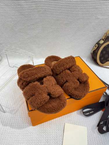 Herms 爱马仕 顶级版本 原版1：1开发 新款h拖鞋 可以说这是爆款最年轻的 专柜第一眼看见就入手，上脚无敌好看，特别秀气修饰脚型。上脚很舒服 面料：进口羊