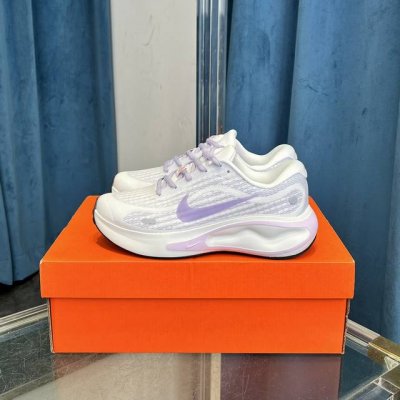 nike Journey Run 2024跑步鞋 外贸专供订单 原厂折返国内销售 使用了新型的缓震材料 脚感偏韧 后跟有加厚的海绵填充 鞋子前掌和后掌做了加宽设