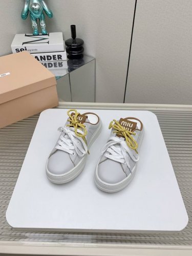 出厂 高版本 Miumiu 缪缪 24Ss 新款秋冬季 休闲鞋，美到心坎上啦！ 柔软的真皮材质，触感细腻，亲肤舒适。 独特的设计，时尚又百搭，无论是搭配牛仔裤还