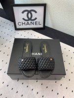 p330 Chanel早秋新款凉拖鞋 各大社交平台热门晒图 绝对是这一季最热门的款式 质感上脚是非常柔软舒服的 经典的黑白配 原版编织材料鞋面 环保混种羊皮内里