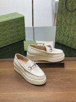 Gucci 古奇2024秋冬新品厚底水台马鞍扣 马衔扣坡跟乐福鞋 牛皮 原版套楦 高端品质 品牌经典元素为这款精致的马衔扣乐福鞋注入隽永格调。光面皮与浅金色调配