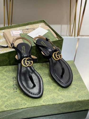 gucci 古奇夏季新品双G扣夹趾凉鞋 双G标识是品牌的象征之一，源自品牌创始人Gucci的姓名首字母，自此之后便以各种形式和风格不断出现。双G字母交织图案为这