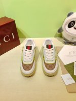 顶级版本 情侣款 Gucci 新款低帮休闲鞋运动鞋板鞋 Re-Web是由品牌创意总监sabato De Sarno倾心设计的首个运动鞋系列，以现代版型大胆演绎g