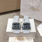 平底 中跟 代购级别 2024新款迪奥miss Dior 系列平底拖鞋，经典上乘美艳力作 Dior专柜最火春夏系列 兼备气质 时尚 经典耐看的设计风格 上脚效果