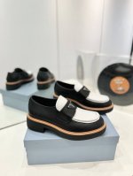 工厂价 顶级版本普拉达 新款荔枝纹乐福鞋，楦靴型+英伦复古设计，经典耐看！原版倒模楦型，极致1:1形体，进口高端面料呈现出精致质感！ 鞋面采用原版进口荔枝纹牛皮