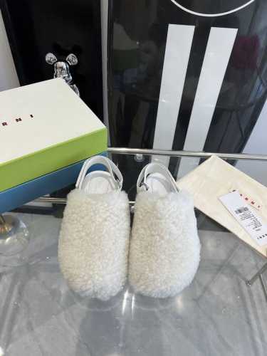 代购级 Marni 玛尼新款毛毛凉鞋 是来自意大利的独立设计师品牌，迅速走红国际时装界的一个著名品牌。 纯粹的奢华感是marni所致力打造的风格。凉鞋的透气结构