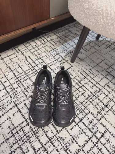 代购级 ARTICLE NO.25ss织物系列融合经典设计与现代工艺，打造出兼具复古与时尚的鞋款。织物材质轻盈透气，提供舒适的穿着体验，同时保持鞋身的柔软与灵活